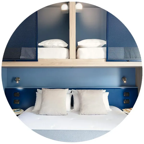 arredamento hotel camera completa blu dettagli arredi