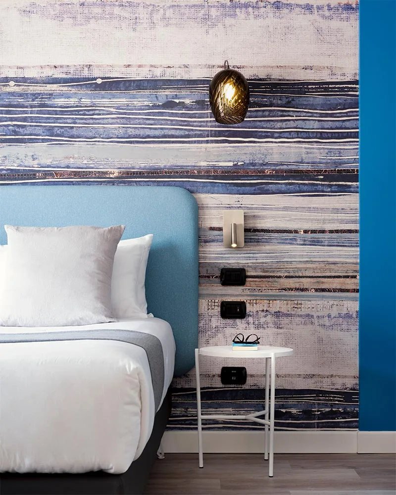 arredamento hotel camera focus testata comodino illuminazione