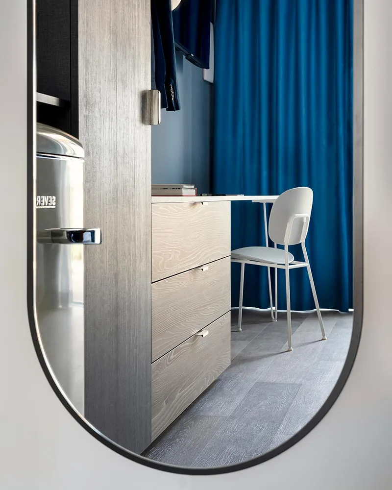 progettazione hotel camera completa dettaglio specchio armadio frontale