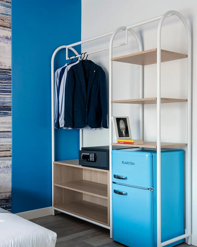 progettazione hotel camera completa armadio a giorno