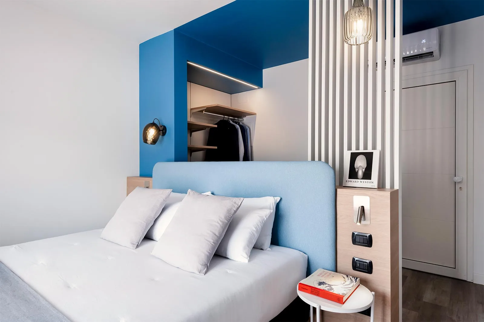 progettazione hotel camera completa particolare testata letto ingresso