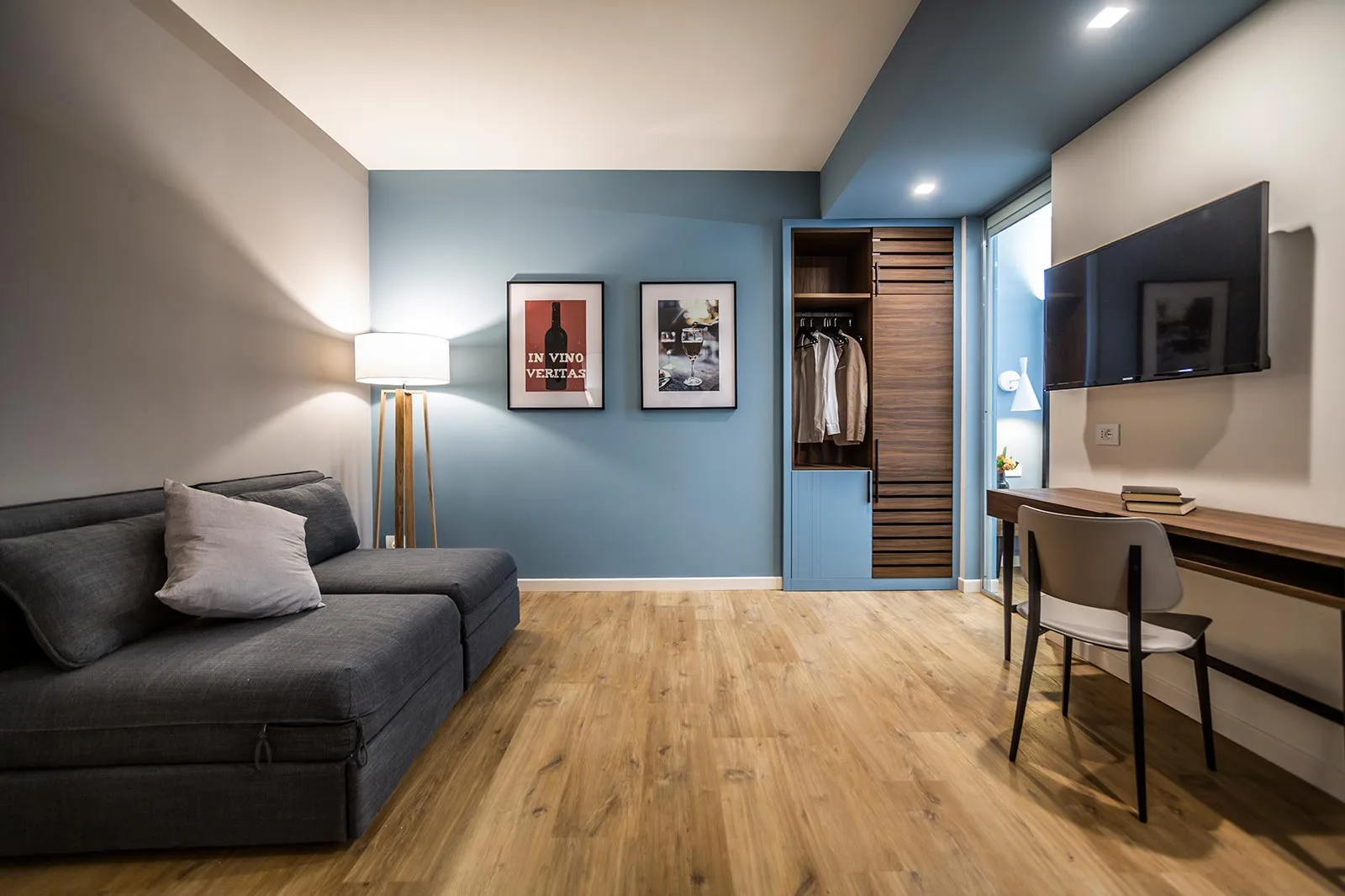 arredamento agriturismo camera arredo salottino blu