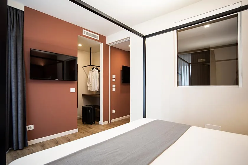 arredamento agriturismo camera arredo fronte letto rosso