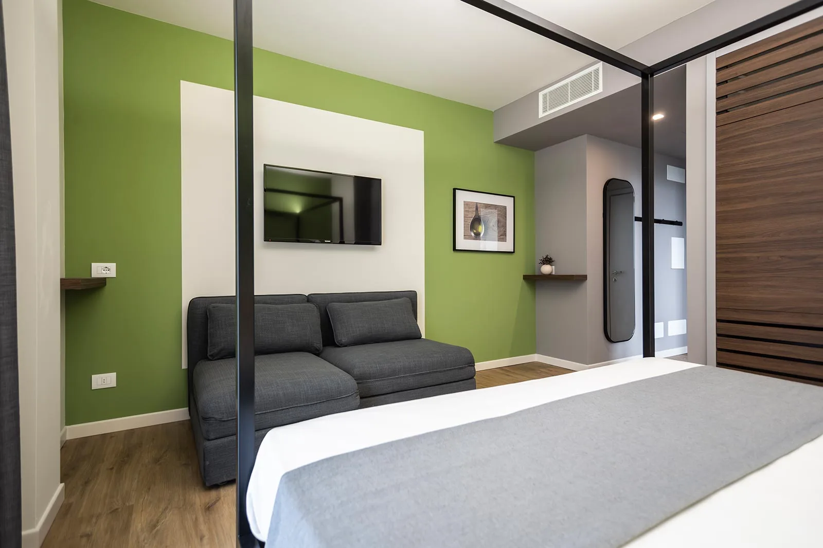 arredamento agriturismo camera arredo fronte letto verde