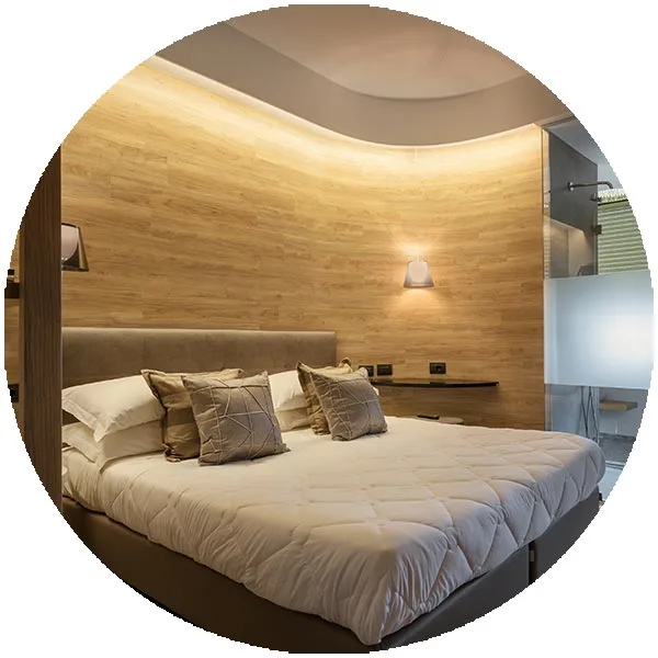 arredamento hotel focus testata letto curva legno