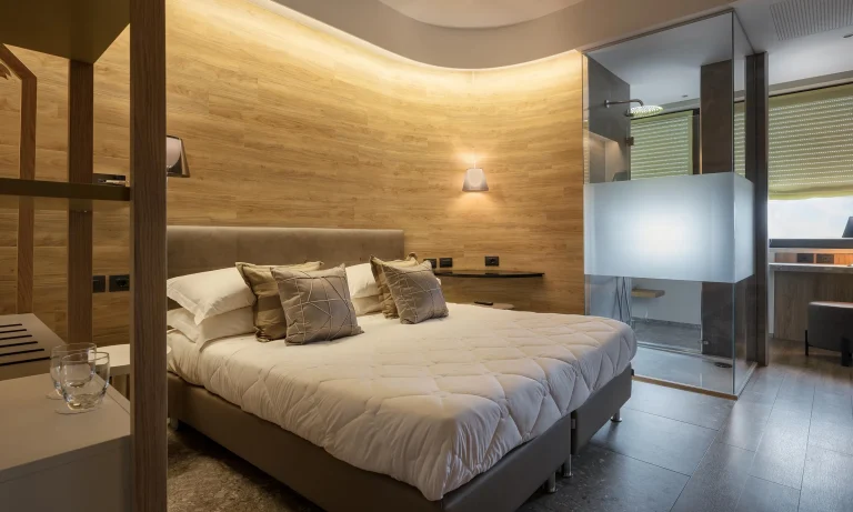 arredamento hotel focus testata letto curva legno imbottiti