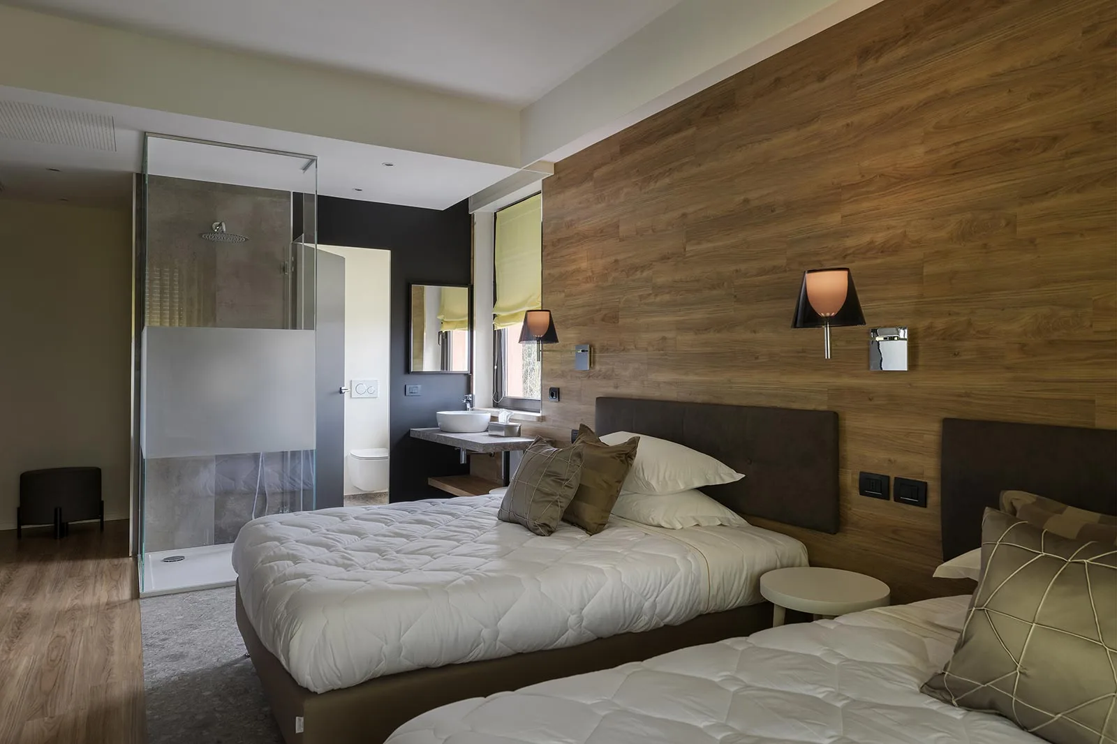 arredamento hotel focus testata letto rivestimento legno