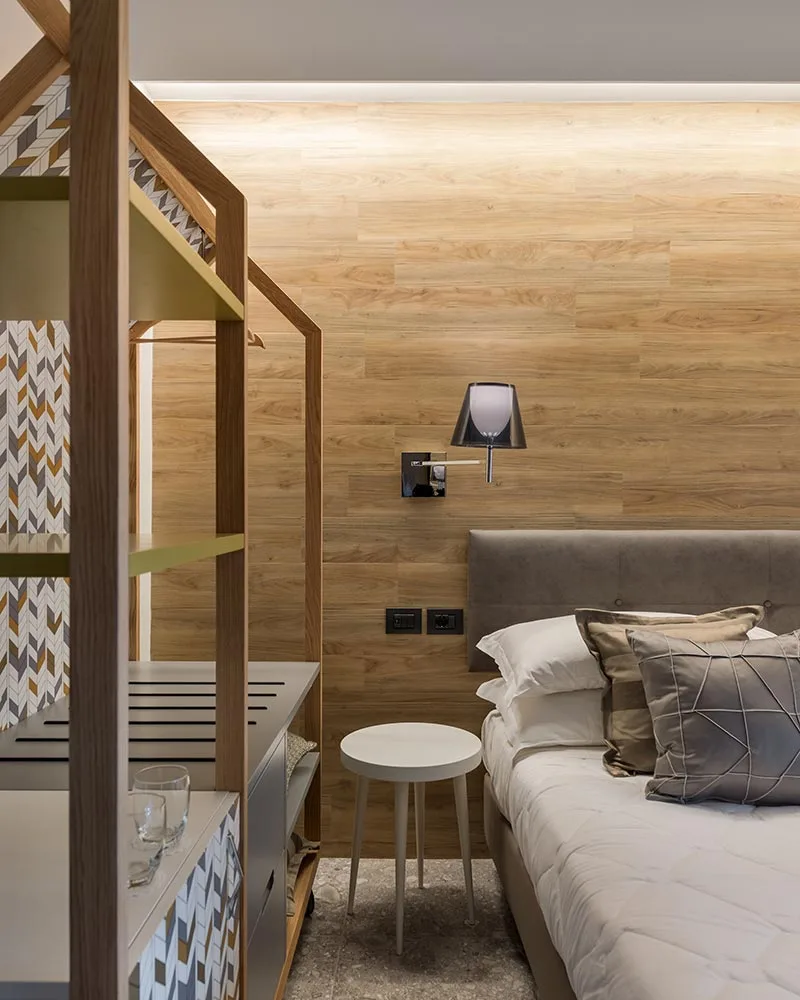 arredamento hotel dettaglio testata letto rivestimento legno