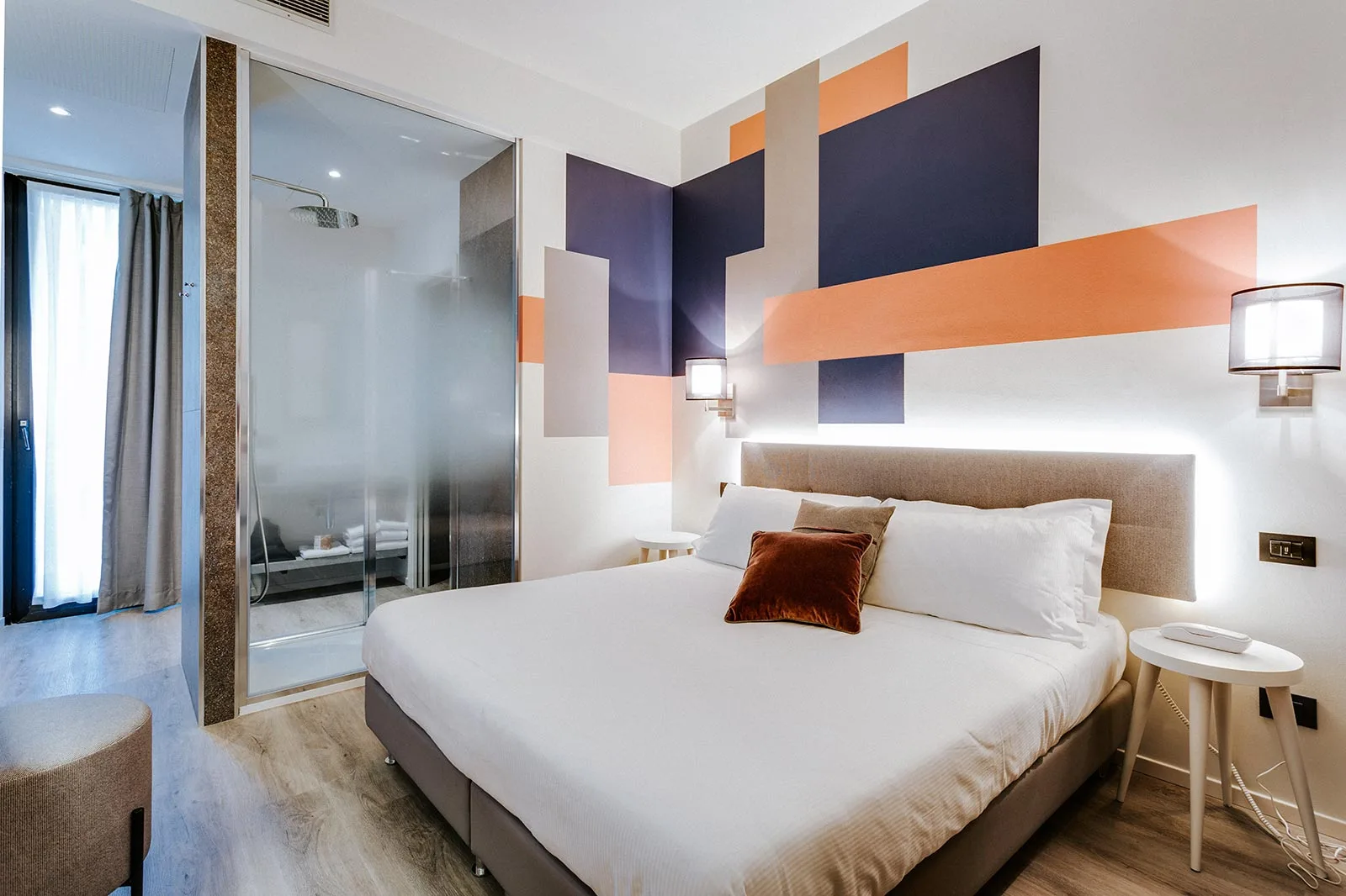 arredamento hotel geometrie scomposte colore testata