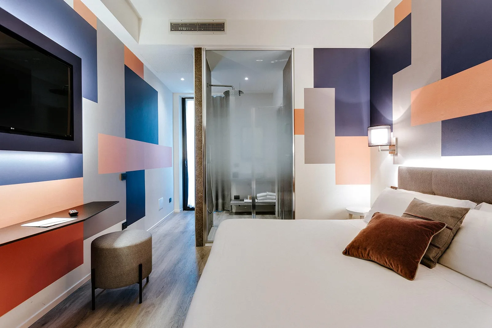 arredamento hotel geometrie scomposte bagno in camera
