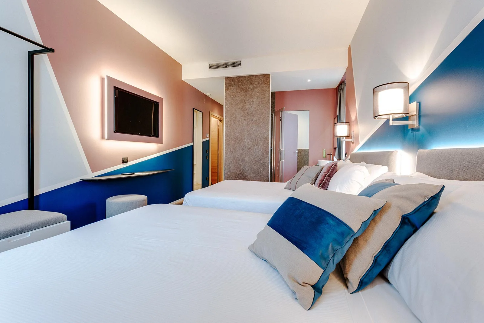 arredamento hotel geometrie generale camera colori accesi