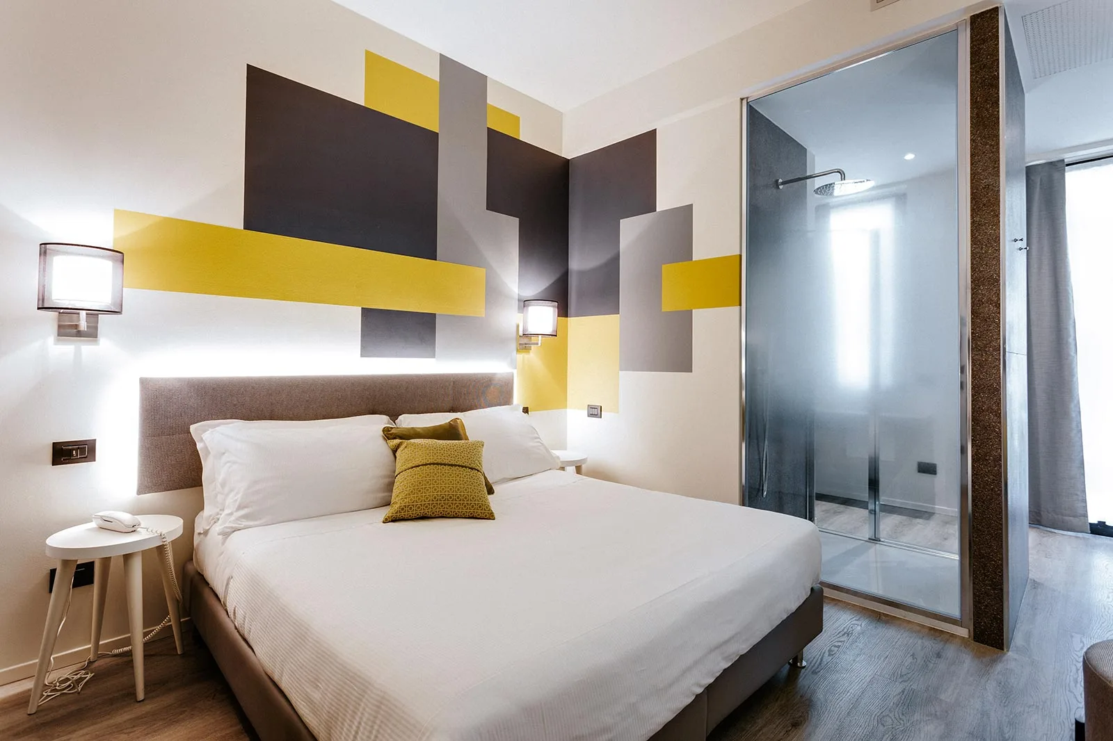 arredamento hotel geometrie giallo doccia a vista