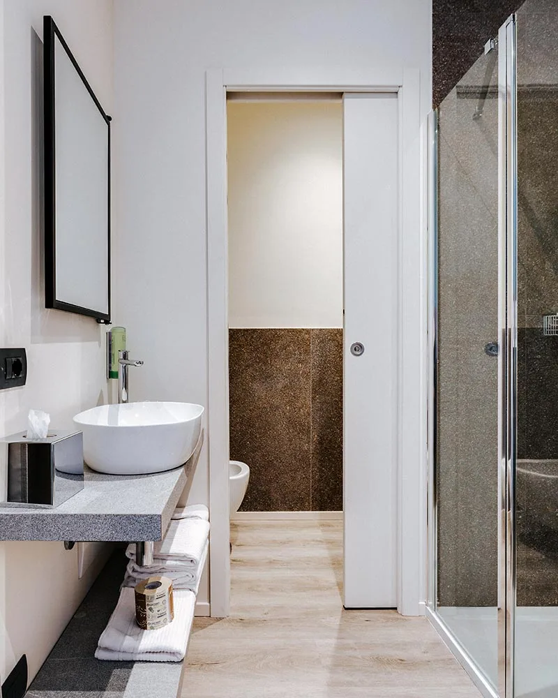 arredamento hotel interno bagno rivestimenti neutri