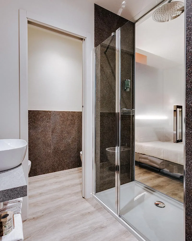 arredamento hotel interno bagno rivestimenti vista su camera