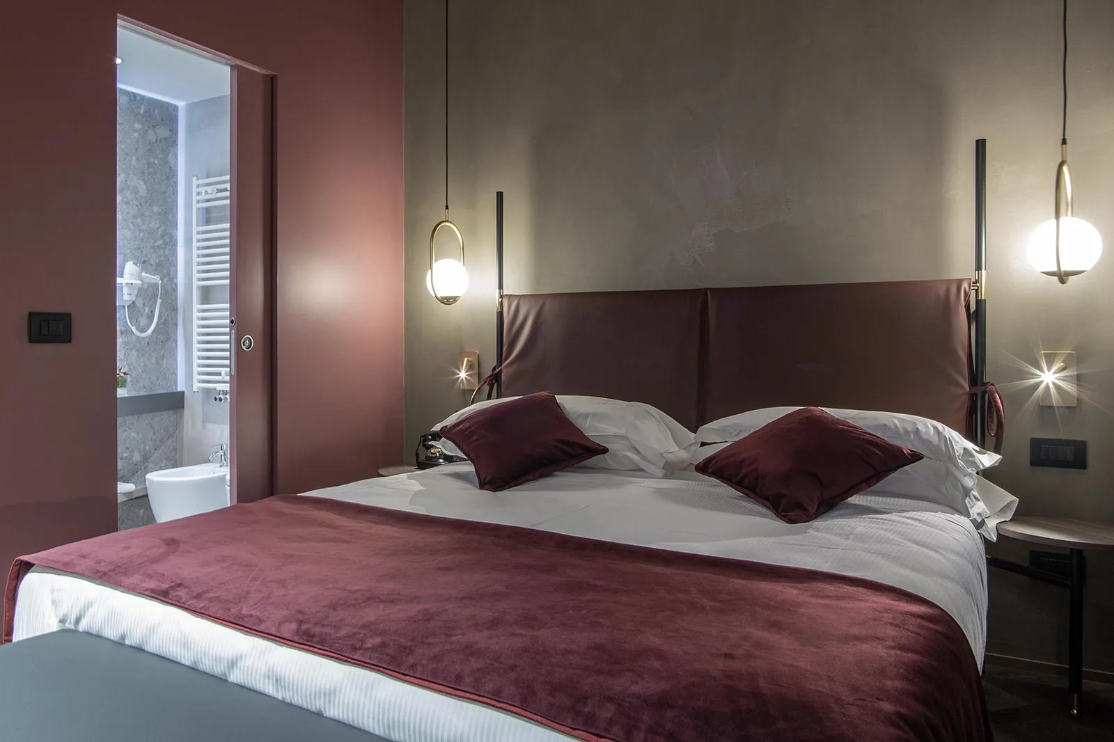arredamento hotel camera letto testata colori dettagli illuminazione
