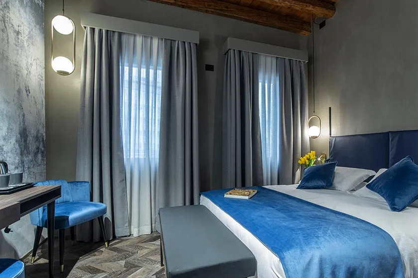 hotel arredamento camera letto colori illuminazione