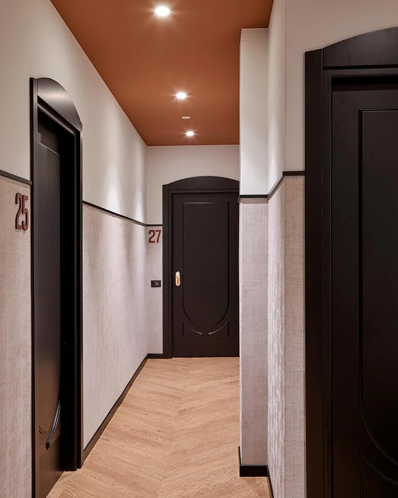 arredamento hotel minimal neutro corridoi finiture