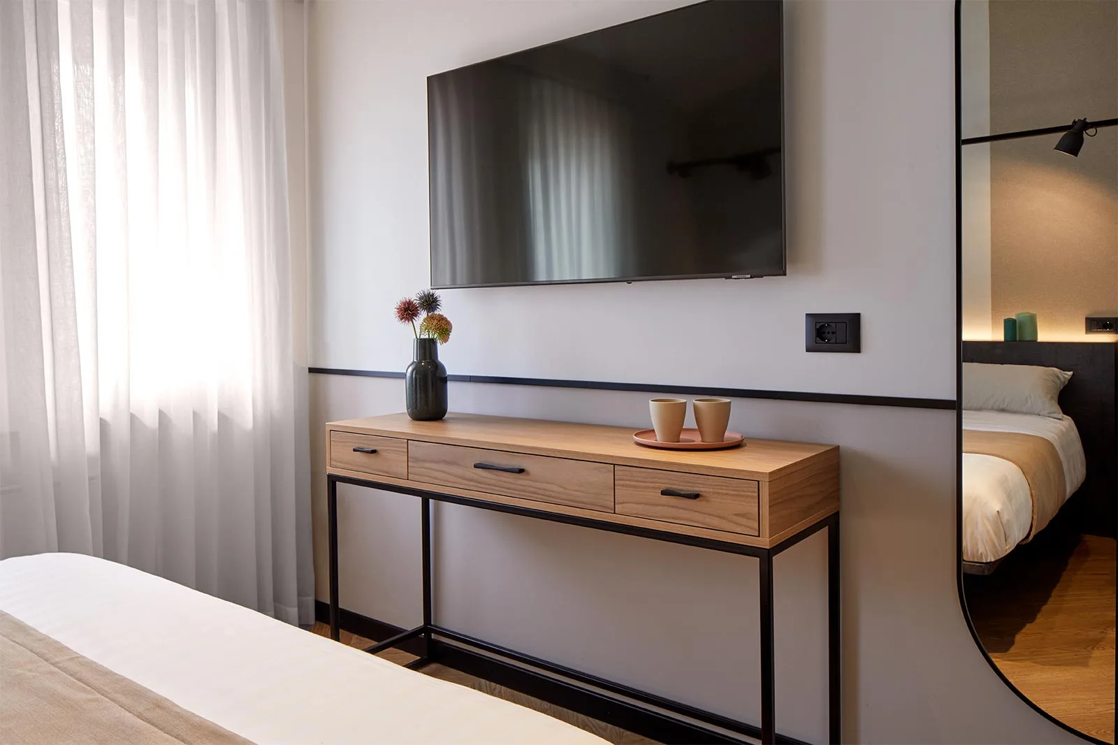 arredamento hotel minimal neutro scrittoio pitture