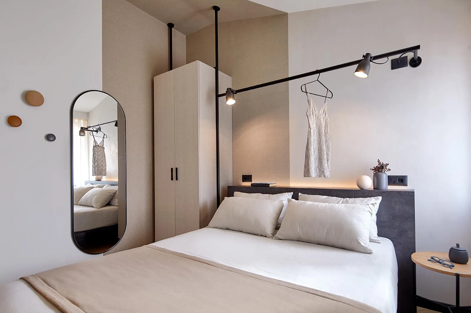 arredamento hotel minimal neutro camera completa generale