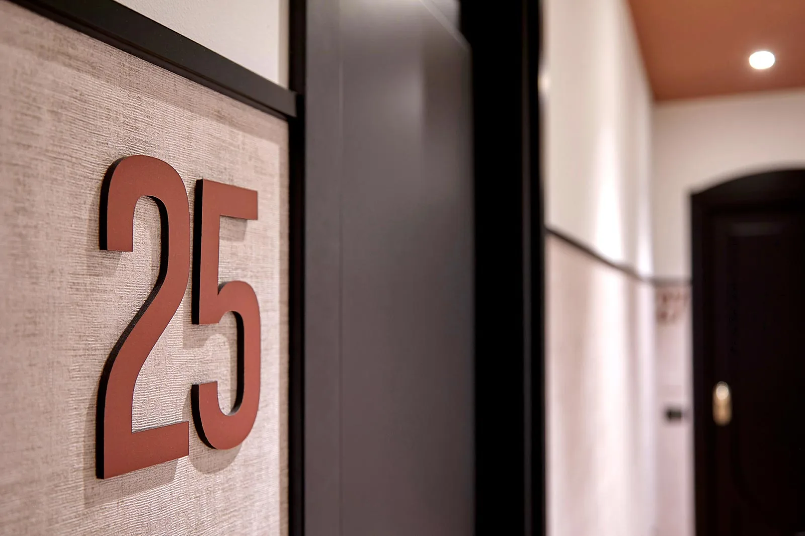 arredamento hotel minimal neutro dettaglio numeri camera