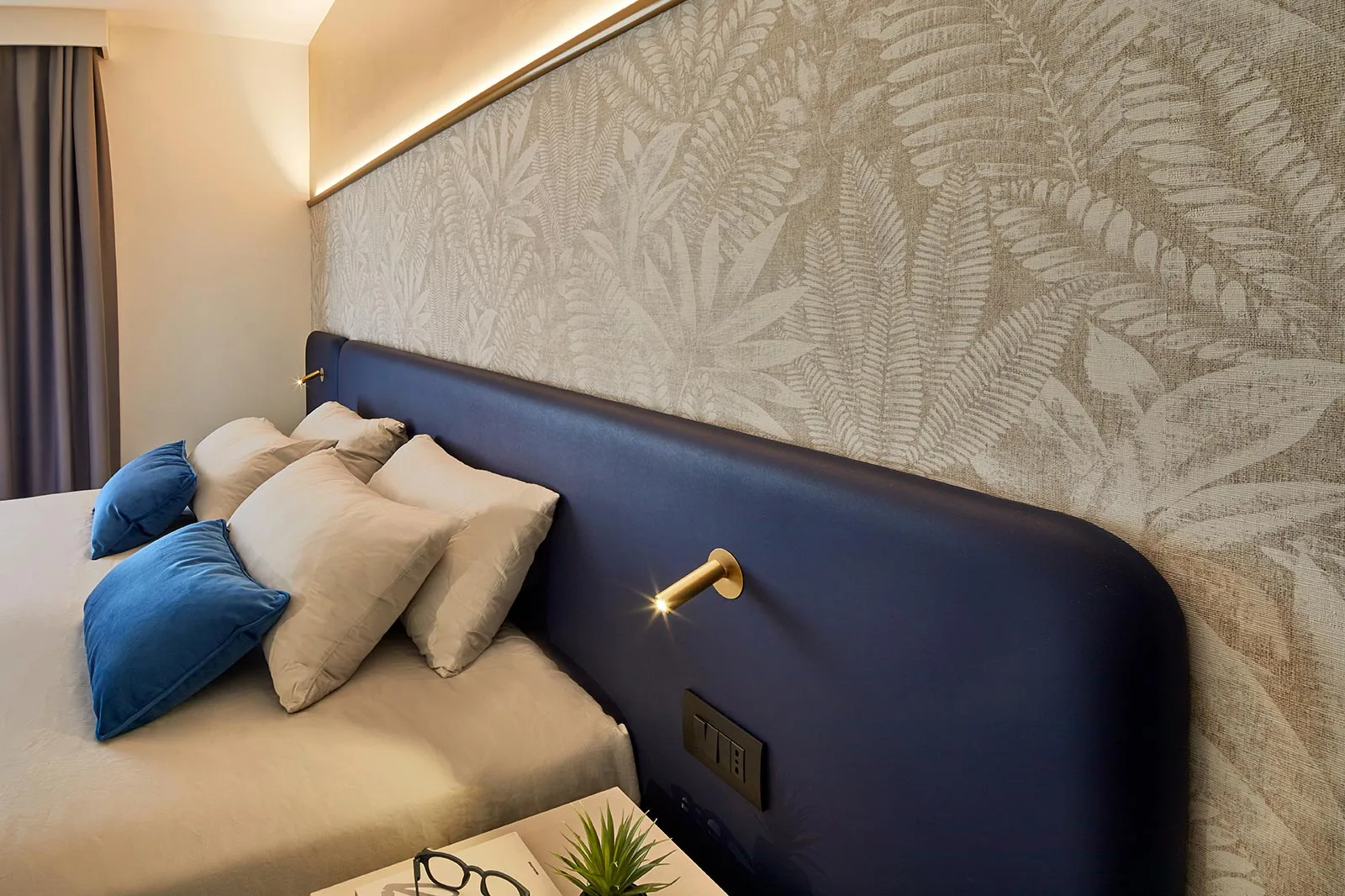 arredamento hotel testata letto camera materiali colori