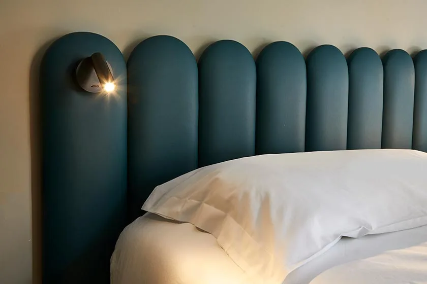 arredamento hotel garda lago dettaglio testata letto