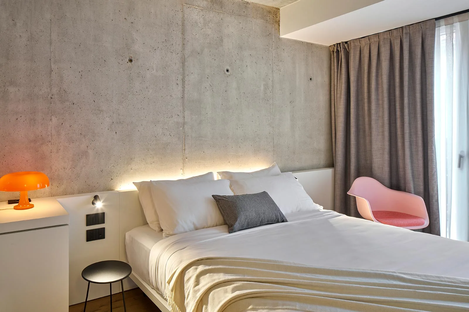 arredamento realizzazione hotel design su misura testata letto