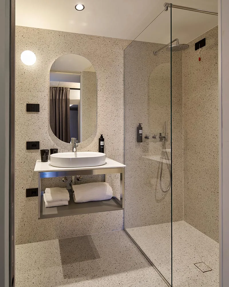 arredamento realizzazione hotel design bagno camera