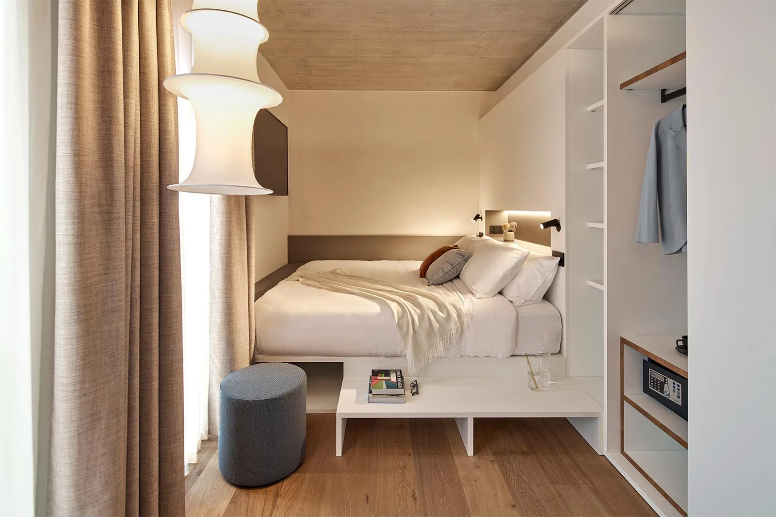 arredamento realizzazione hotel design letto soppalco neutro