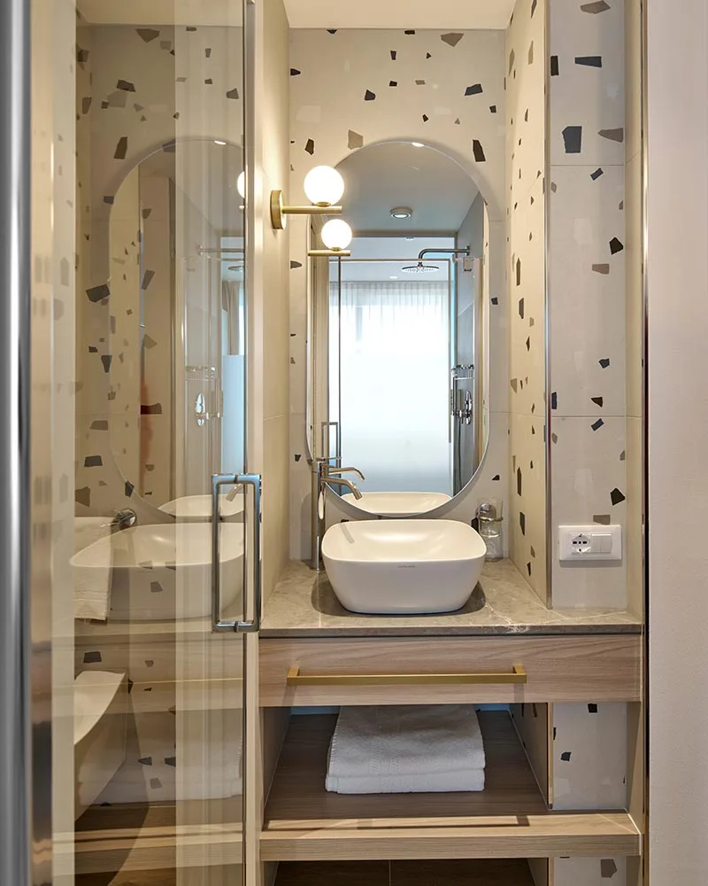 arredamento hotel bagno rivestimenti illuminazione arredo custom