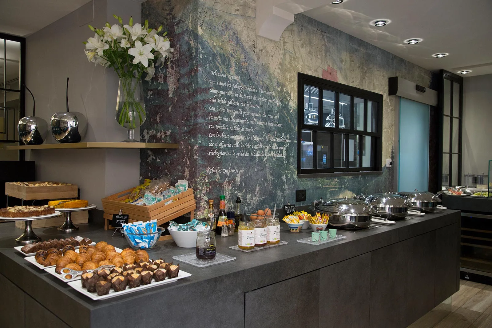 arredamento sala colazioni hotel lusso finiture materiche buffet