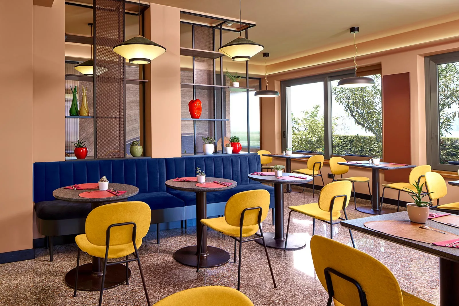 arredamento hotel sala colazione contrasti colore spazi comuni