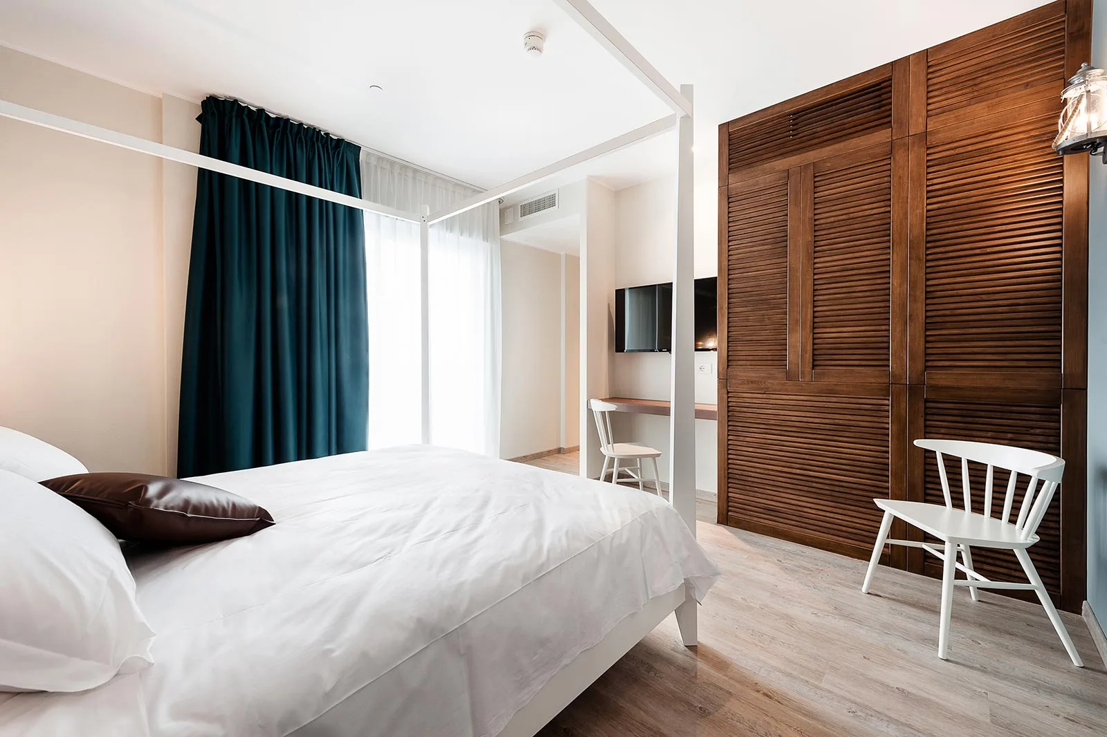 arredamento hotel stile nautico dettaglio armadio chiuso legno