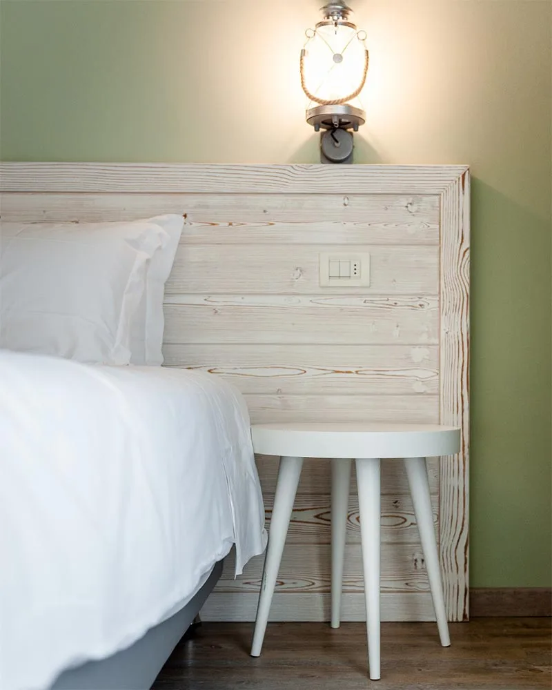 arredamento hotel stile nautico dettaglio testata legno camera