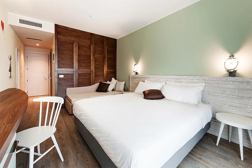 arredamento hotel stile nautico camera vista generale