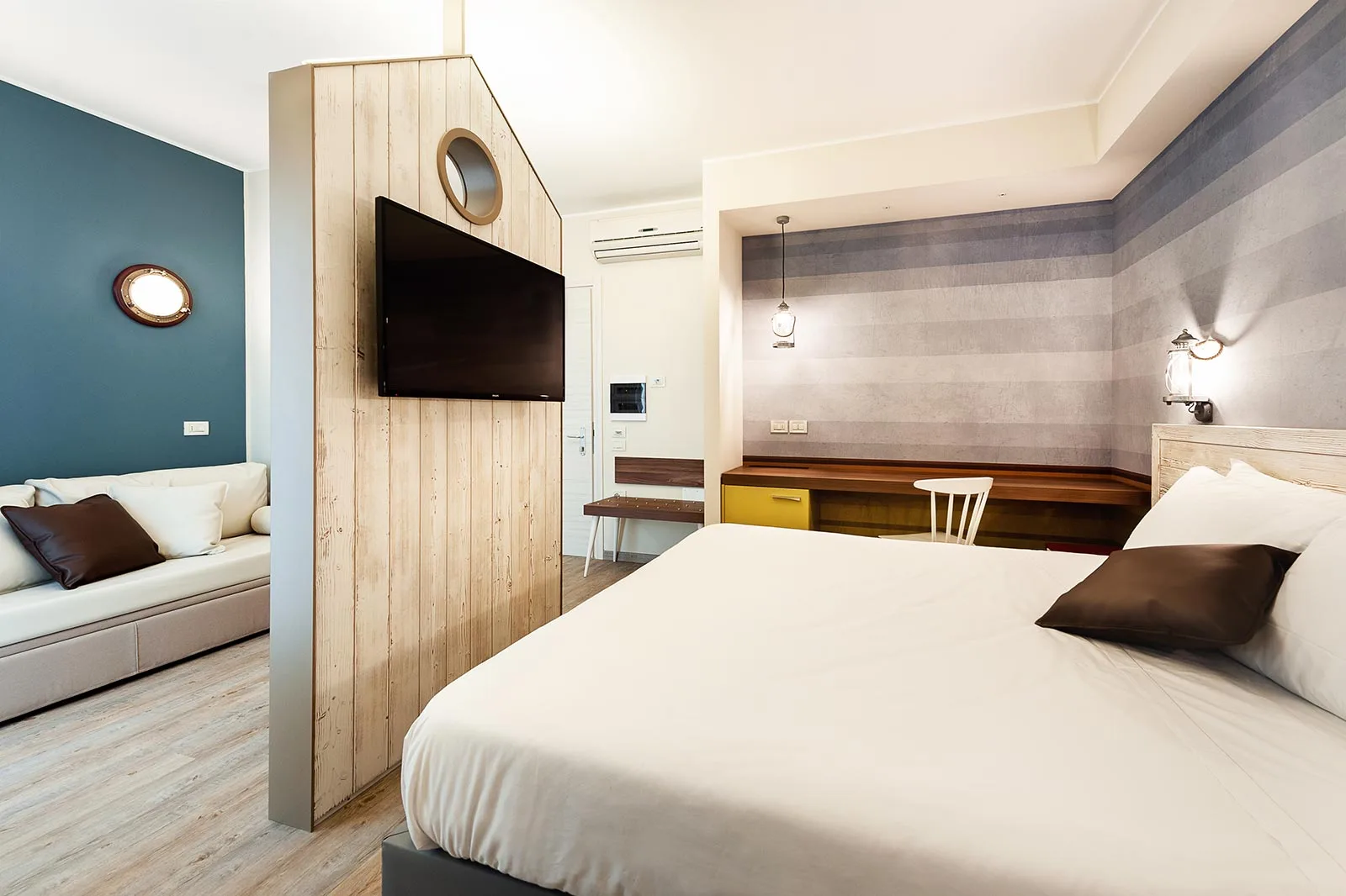 arredamento hotel stile nautico camera family doghe legno