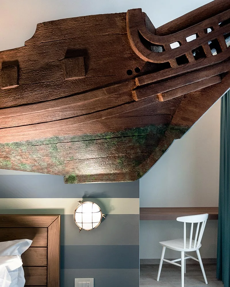 arredamento hotel stile nautico dettaglio barca su testata