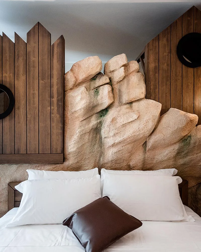 arredamento hotel stile nautico testata legno pietra inserti