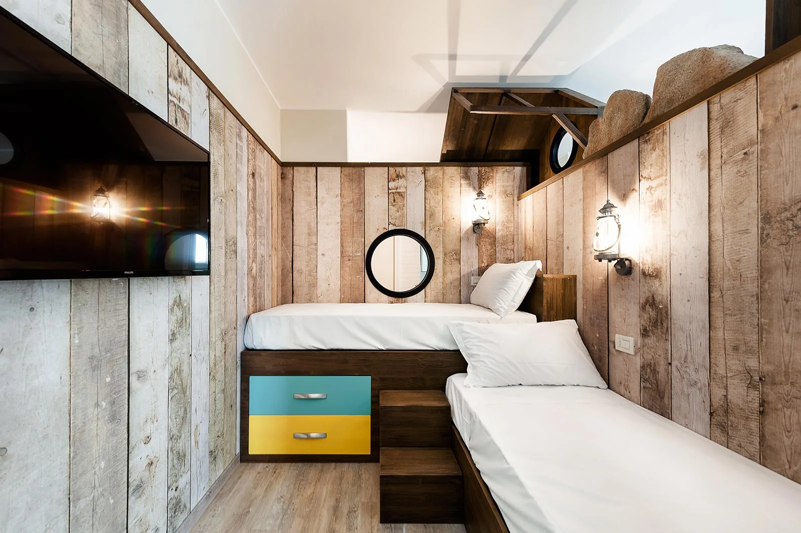 arredamento hotel stile nautico camera rustica family letto castello