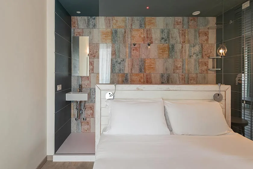 arredamento hotel minimal bianco rivestimenti colore