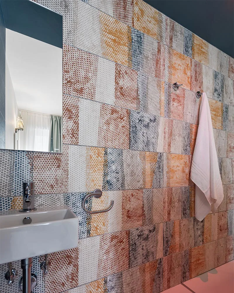 arredamento hotel minimal rivestimento bagno in camera