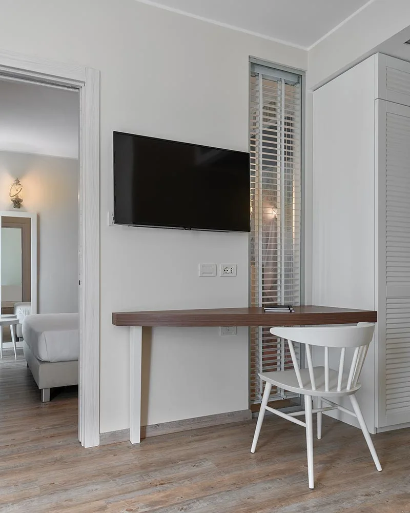 arredamento hotel minimal bianco dettaglio scrittoio