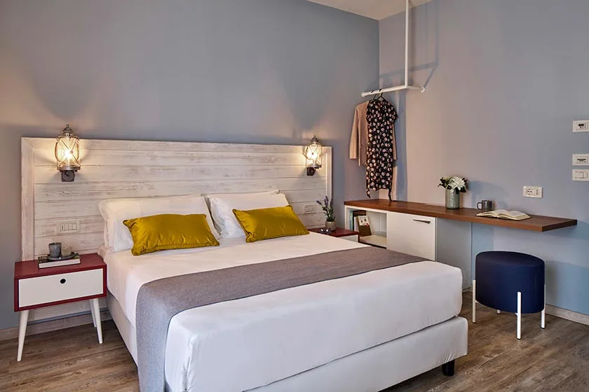 arredamento hotel camere standard nautico legno