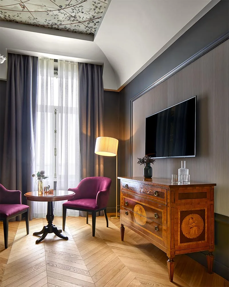 arredamento camere hotel stile classico soffitto rivestito in carta