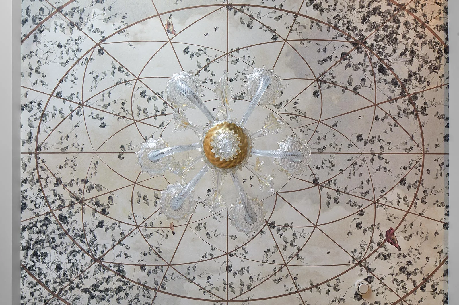 arredamento camere hotel stile classico dettaglio soffitto illuminazione