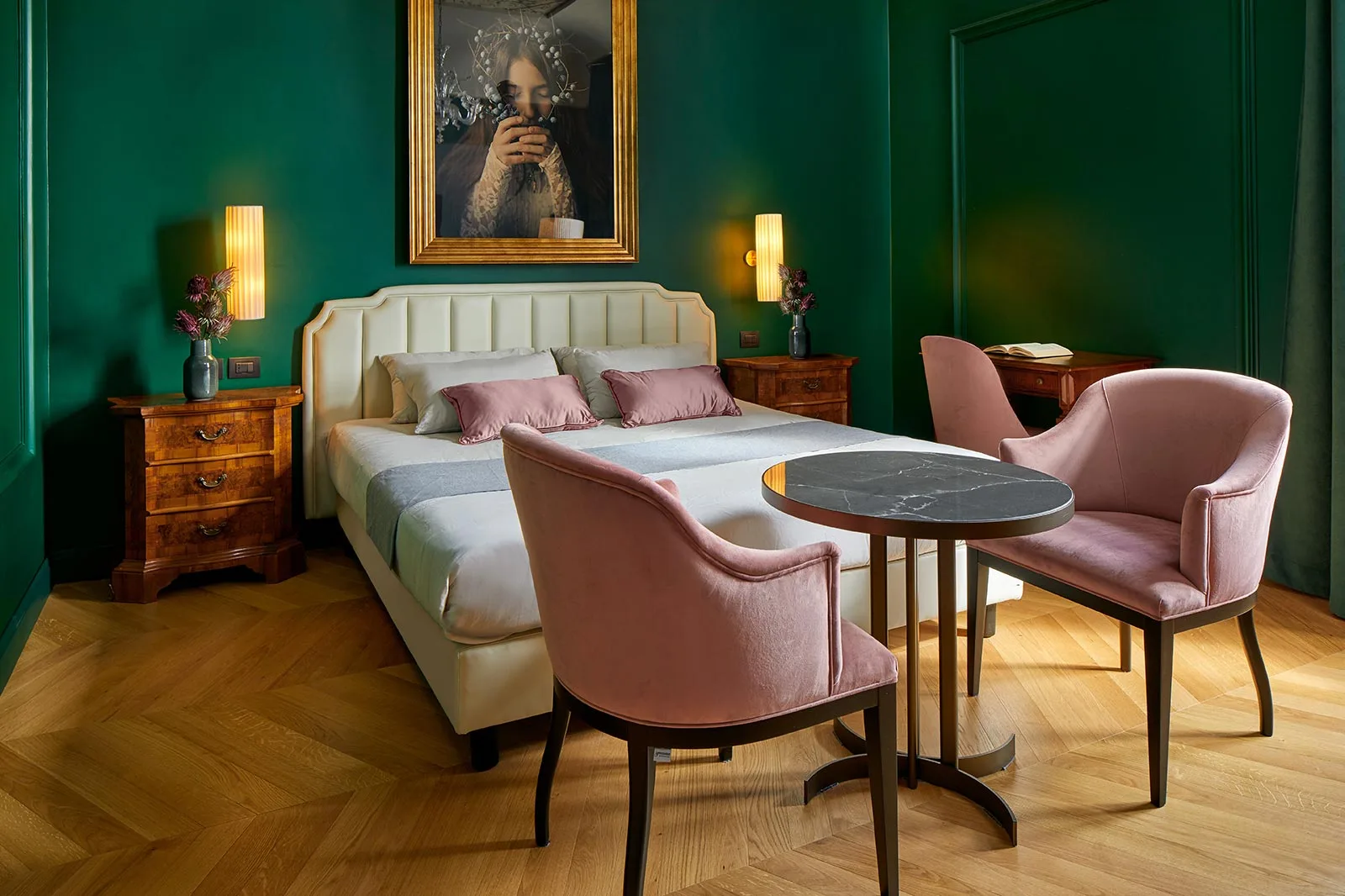 arredamento camere hotel stile classico verde contrasti rosa