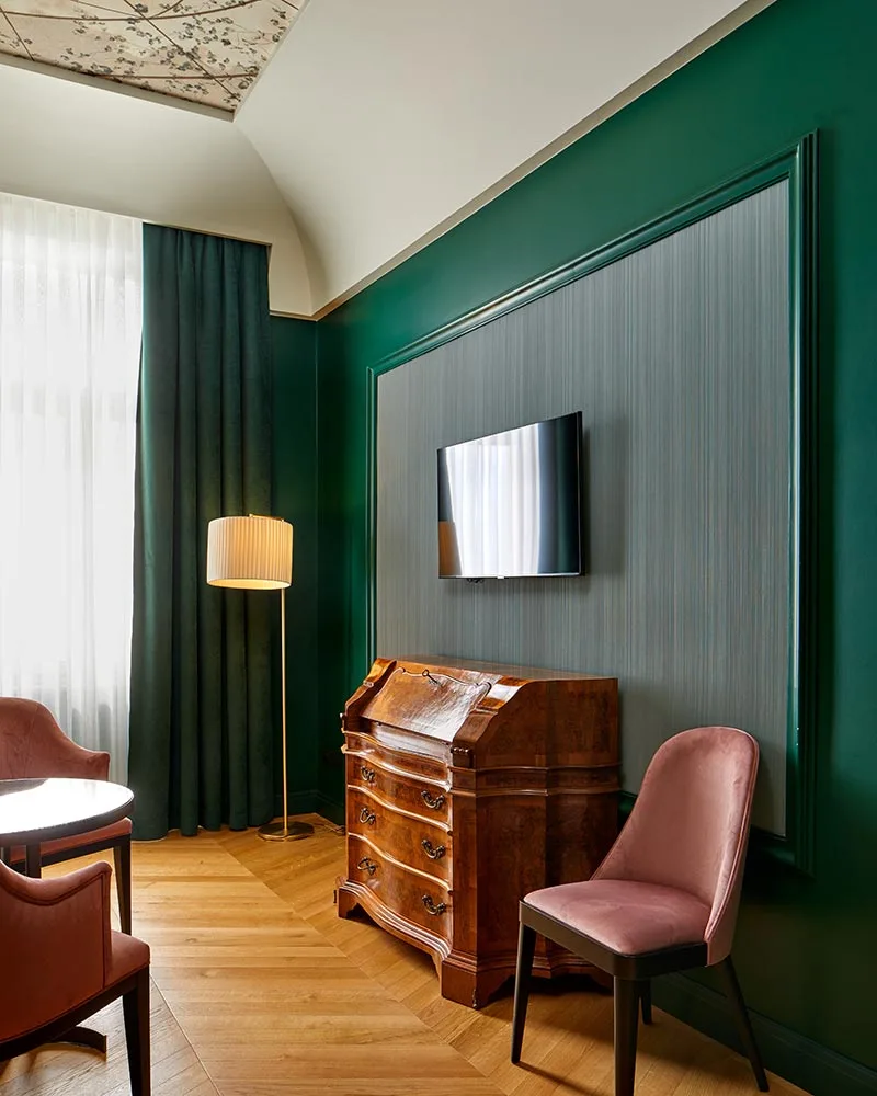 arredamento camere hotel stile classico dettaglio arredi