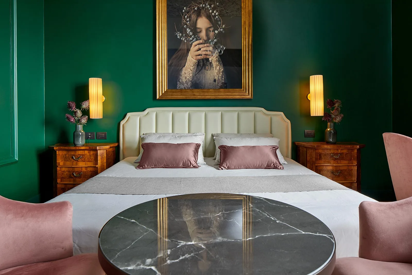 arredamento camere hotel stile classico inserti moderni tavolo marmo