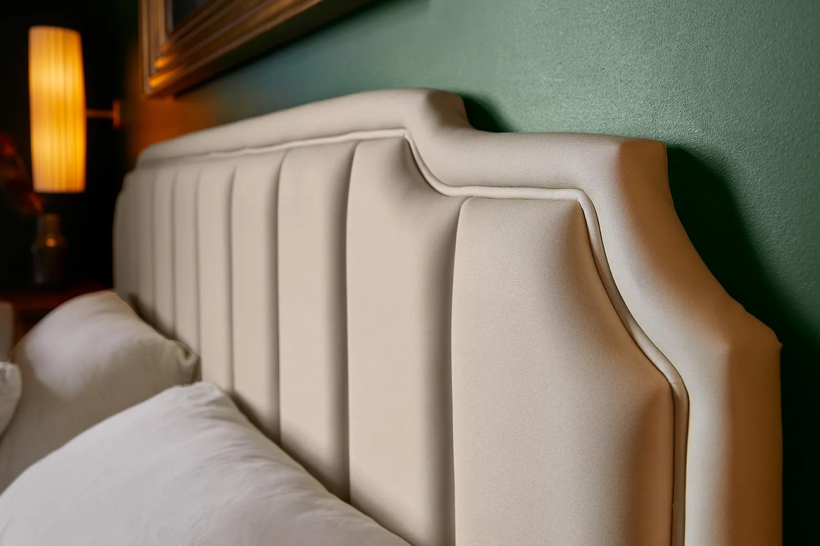 arredamento camere hotel stile classico dettaglio rivestimento testata