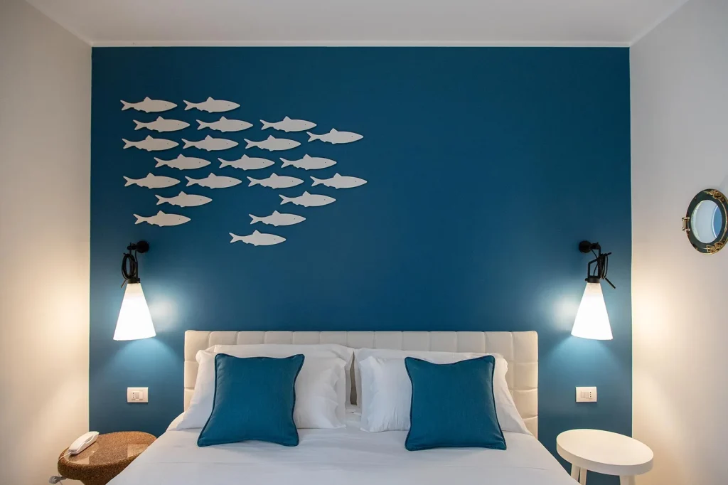 arredamento hotel stile marino testata letto pesci legno